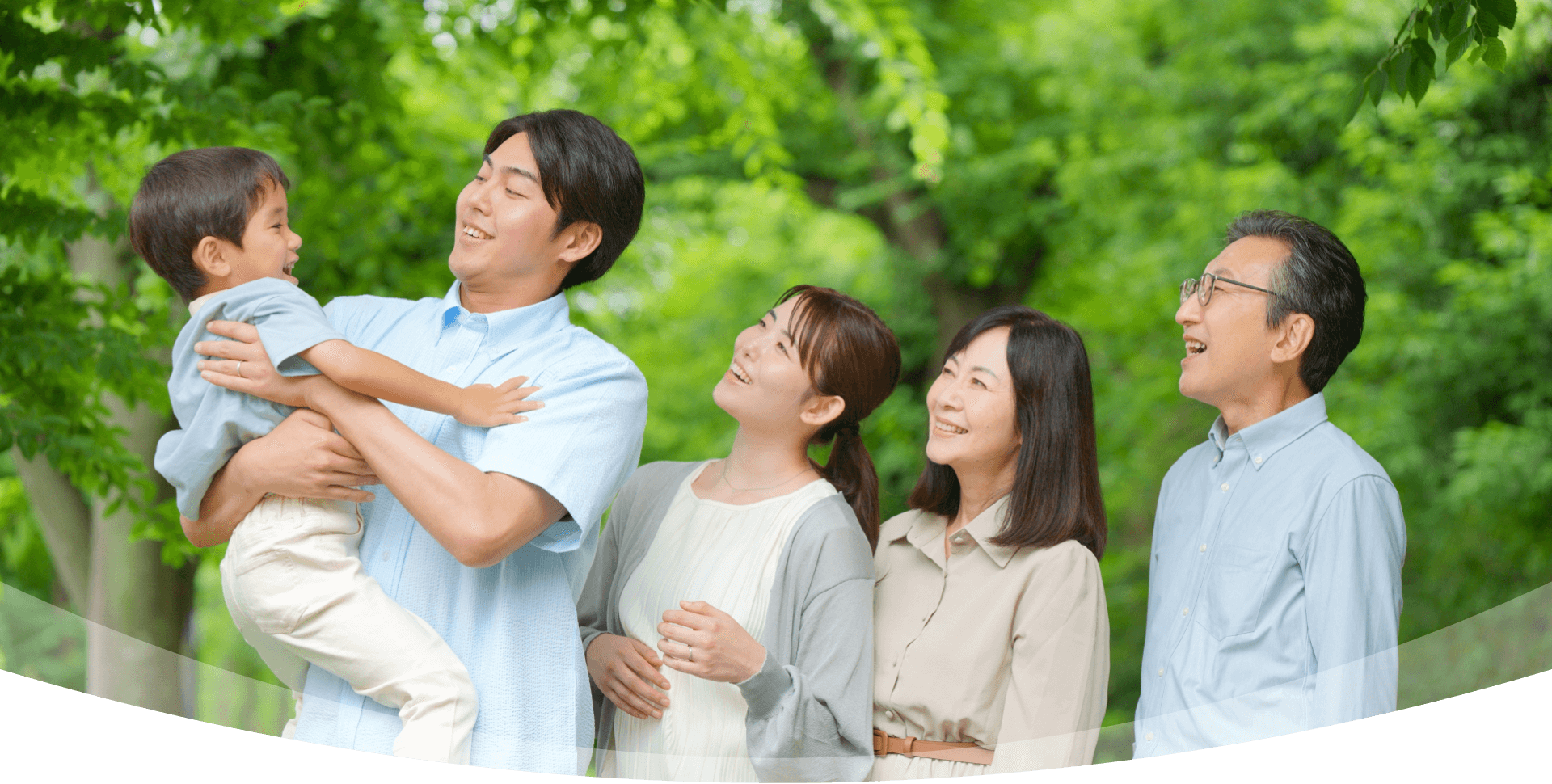 子供を見つめる家族